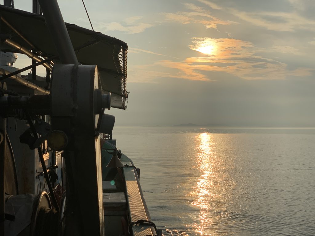 小豆島の夕日 漁船から見る景色
