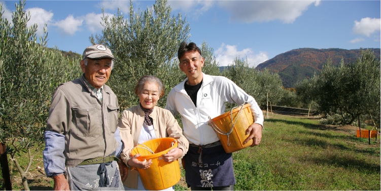 おふくろが塗ってくれたオリーブオイル。井上誠耕園の美容オリーブオイルの原点は「母の愛」でした