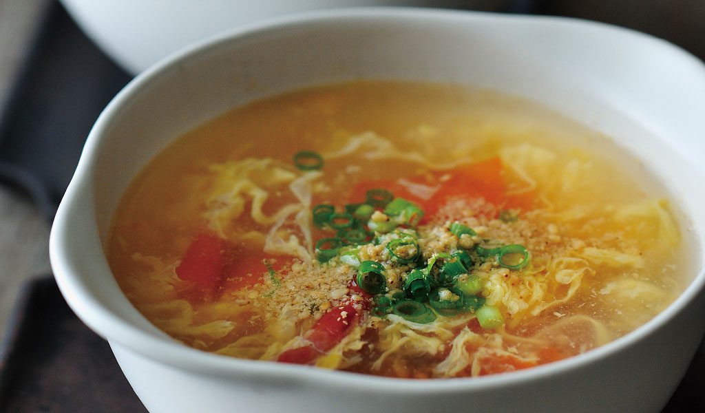 ゆでた麺を入れてもおいしい！井上家のトマトと卵のすっぱくて辛いスープ