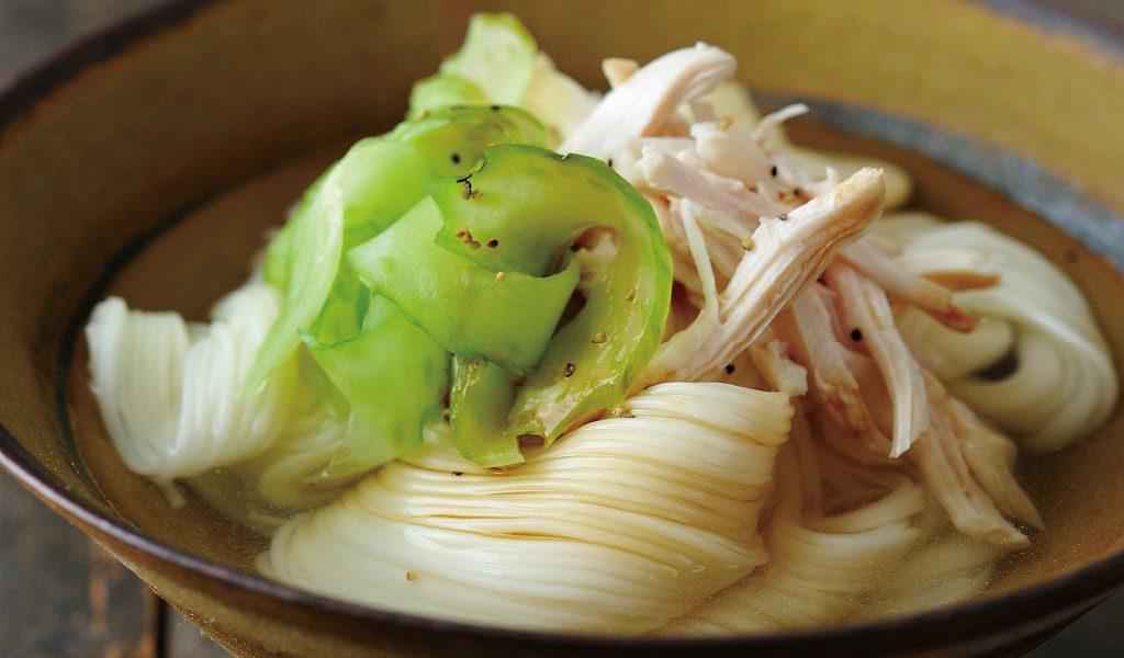 ワインビネガーをたっぷりかけて。鶏とセロリのそうめん