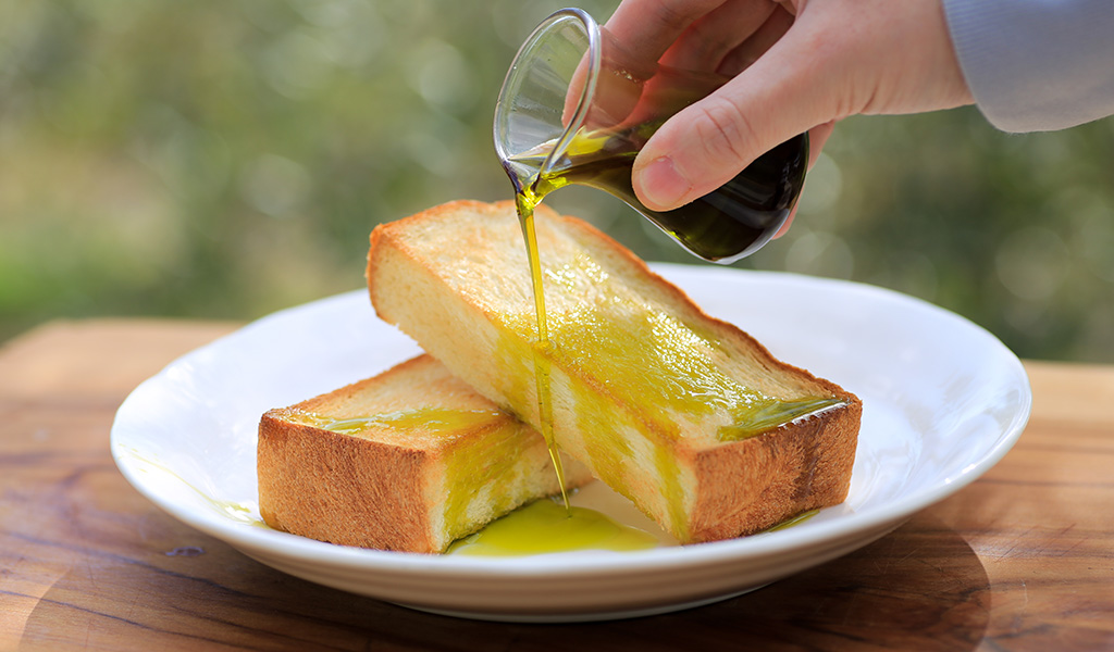 食パンに緑果オリーブオイル